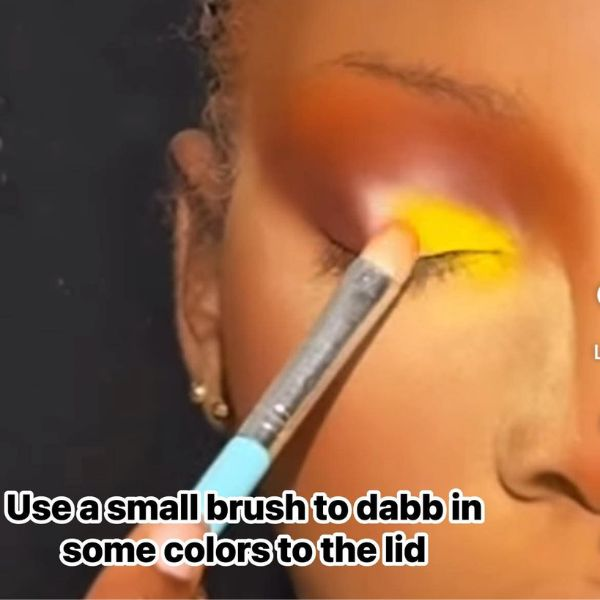 apply-eyeshadow-to-the-eye-lid