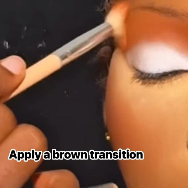 apply-eyeshadow-transitonal-shade