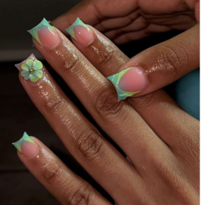 French-tip-on-short-nails