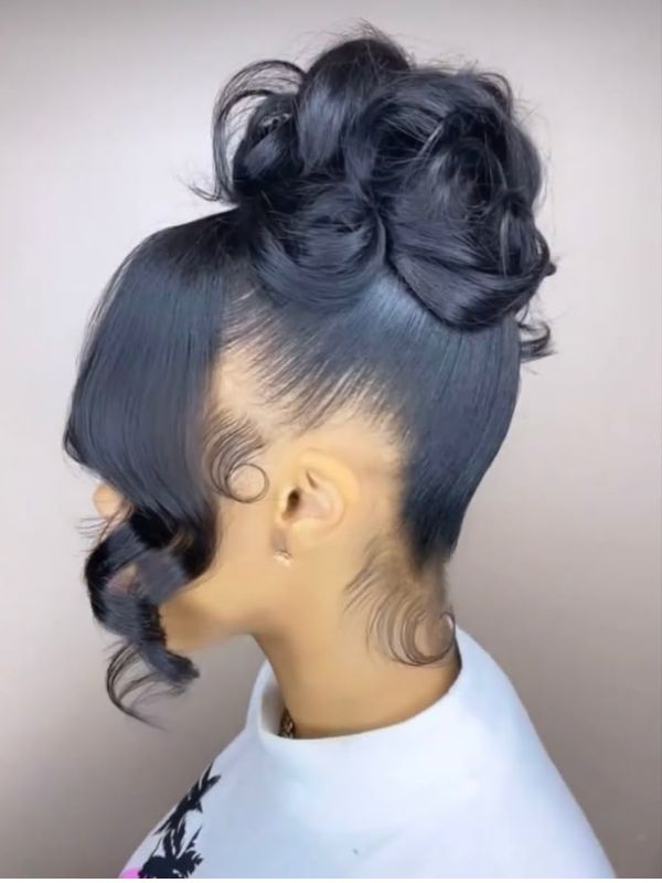messy-bun-beach-hairstyle-for-women