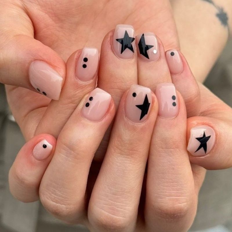 clean-minimalistic-short-nail-ideas-for-4th-of-july