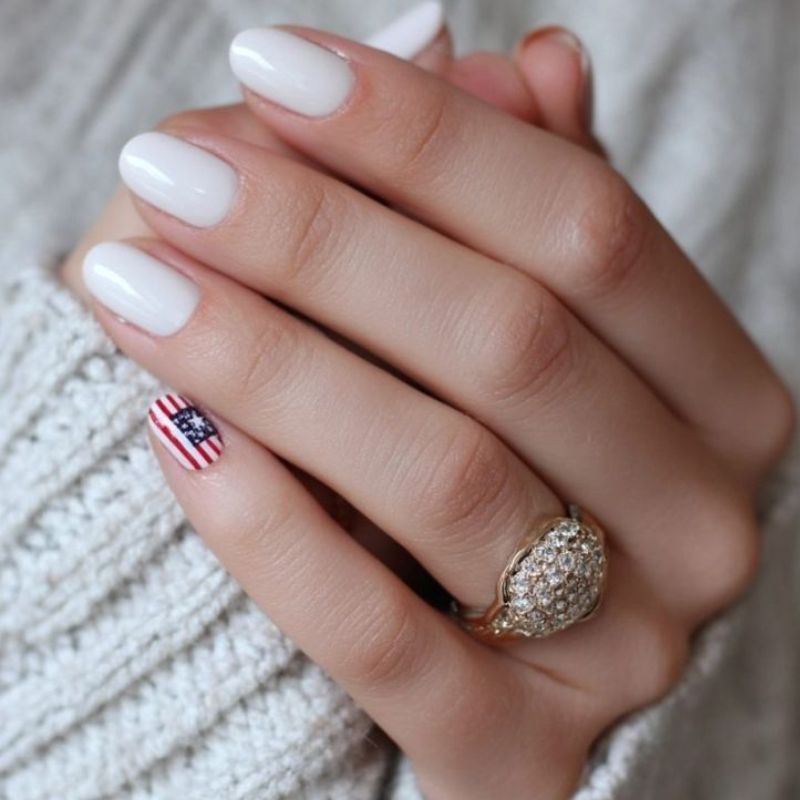 plain-base-with-one-nail-design-4th-of-july-nail-inspo