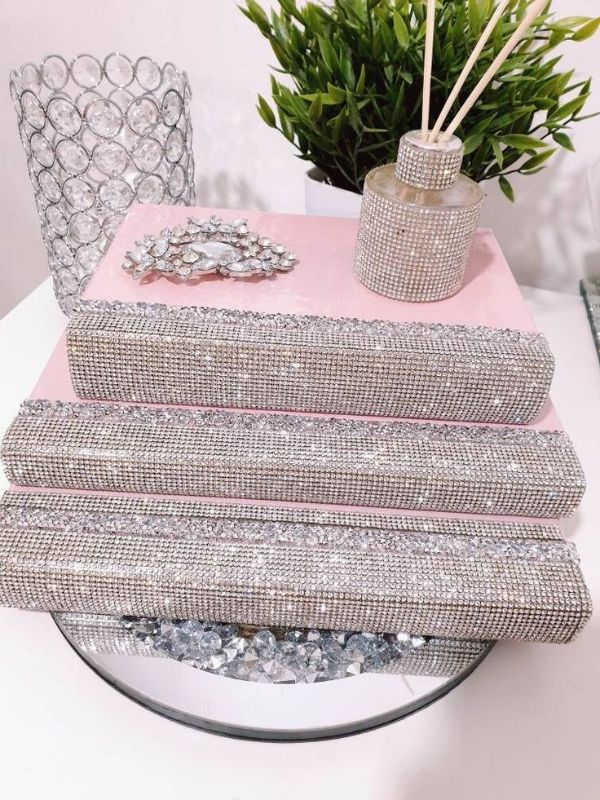 Glitter-glam-book-center-piece-ideas