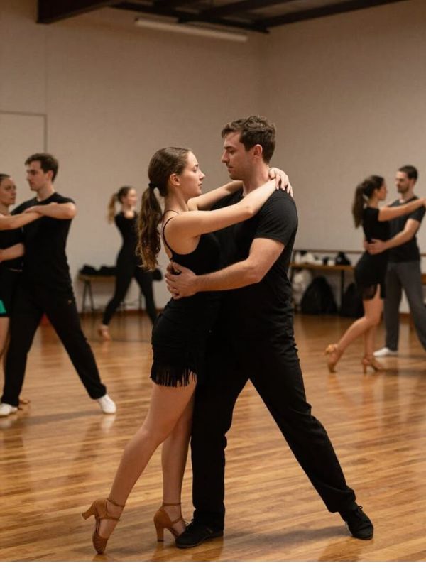 Dance-class-staycation ideas-for-Couples