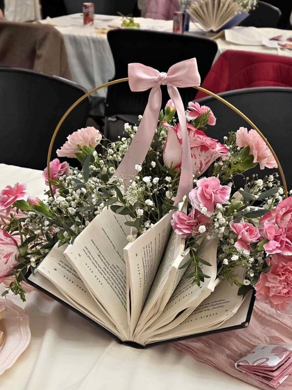 Romantic-book-centerpiece-idea