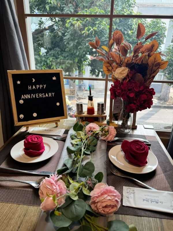Romantic-table-setup-for-anniversart