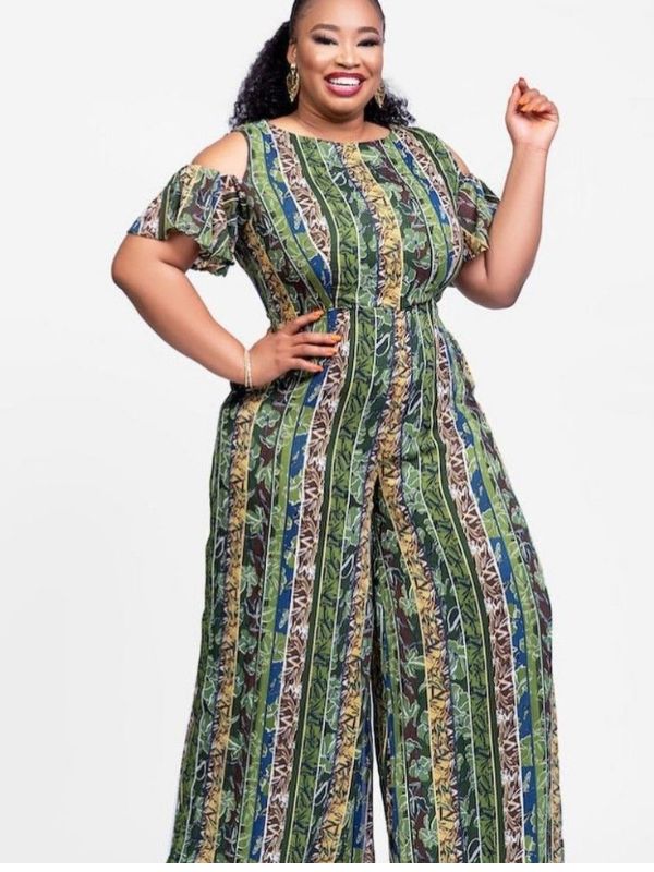 Jumpsuit-beach-outfit-or-curvy-adies