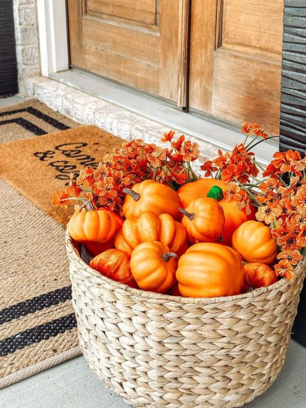 Decorative-basket- filled-with-pumpkins
