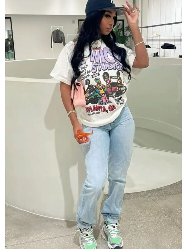 Oversize- Graphic-Tee-with-Straight-Jeans