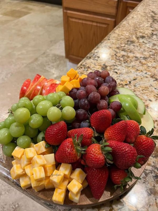 Fresh-Fruit-and-Cheese-Platter