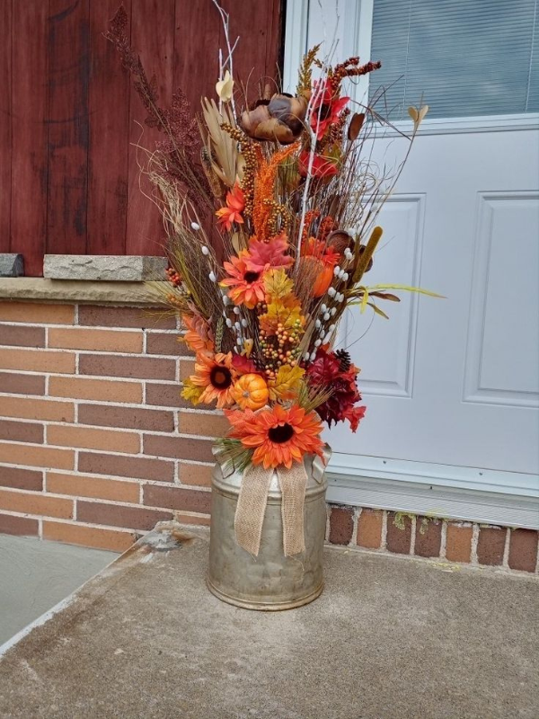 vintage-milk-can-fall-front-porch-decor