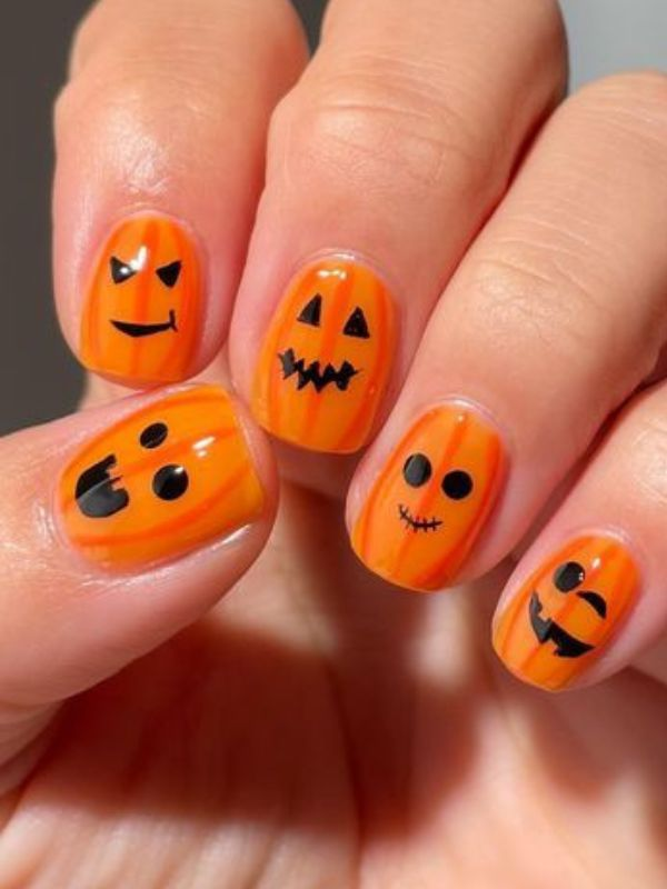 Smiling-pumpkin-Halloween-nails 