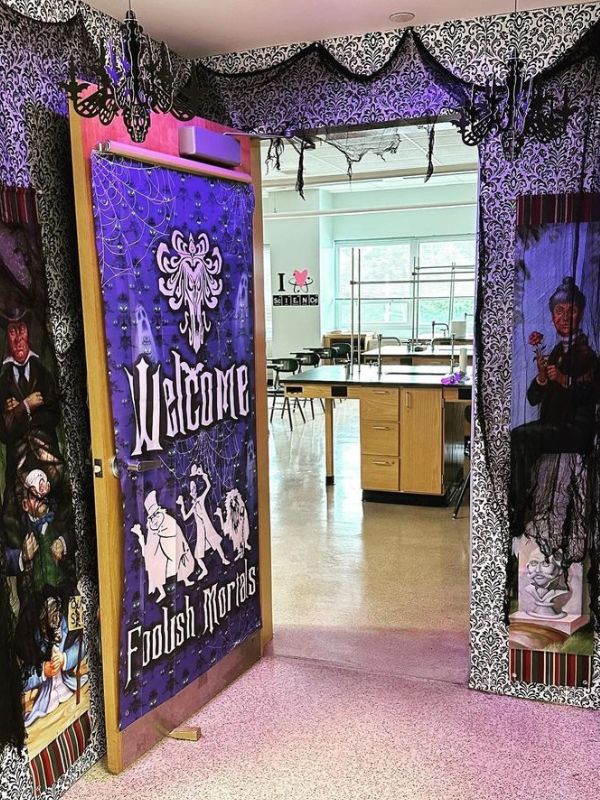 Haunted-castle-Halloween-classroom-decor 