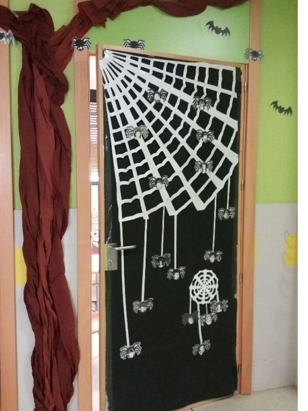 halloween-classroom-door-decor-