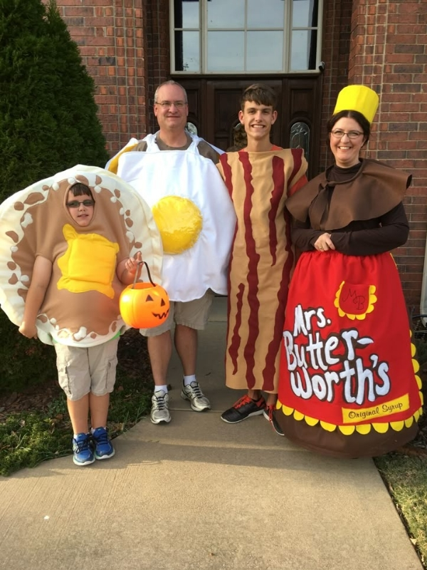 Halloween-costume-for-family 