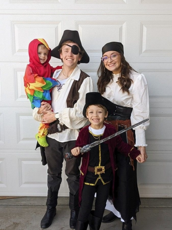 Pirates-halloween-costume-for-family