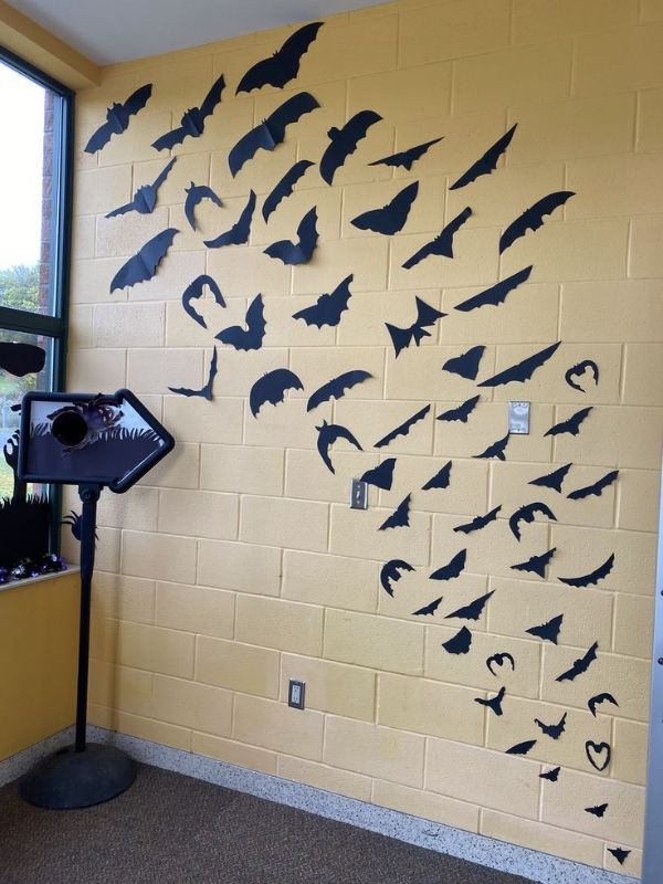 halloween-classroom-wall-decor-idea