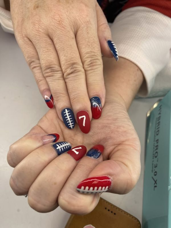 football-nails-ideas-for-moms