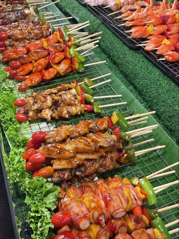 Skewers-cocktail-food-station-idea