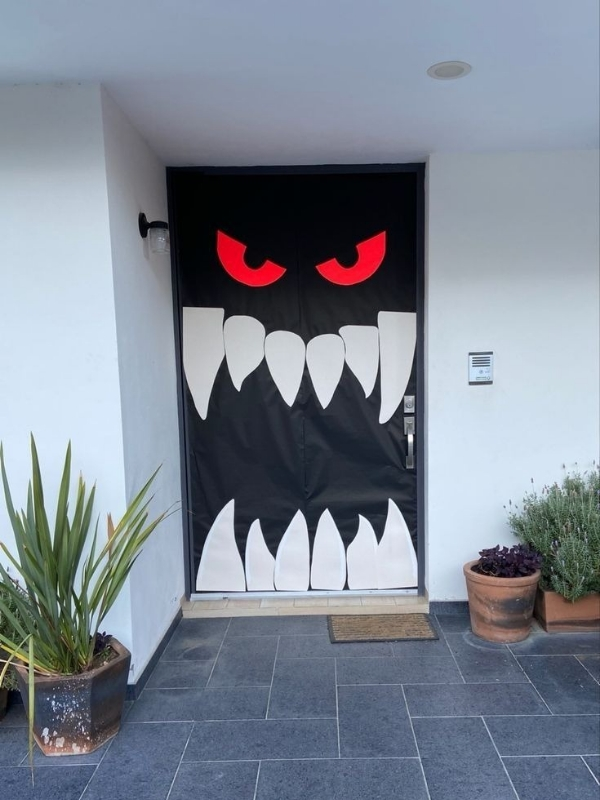 Halloween-front-door-decor-idea 
