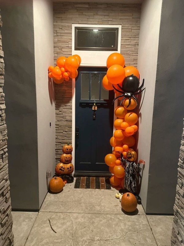 Halloween-apartment-front-door-decor-idea 