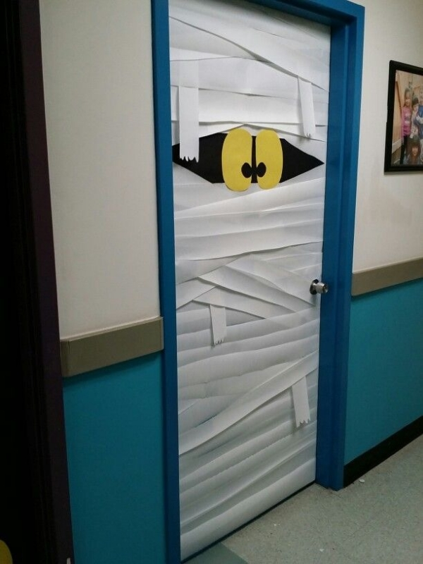 Halloween-apartment-front-door-decor-idea 