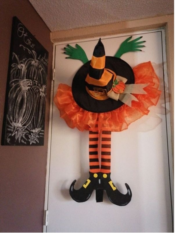 Halloween-front-door-decor-idea 