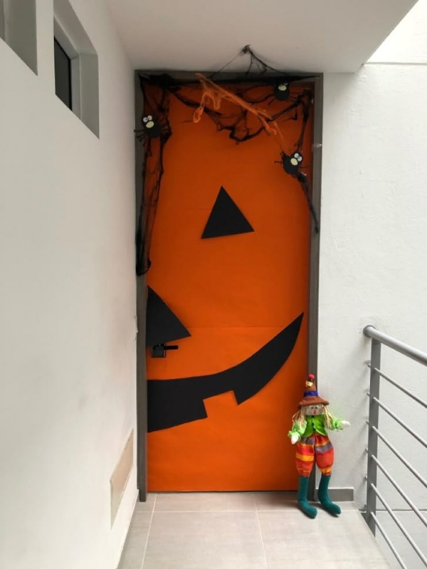 Halloween-apartment-front-door-decor-idea 
