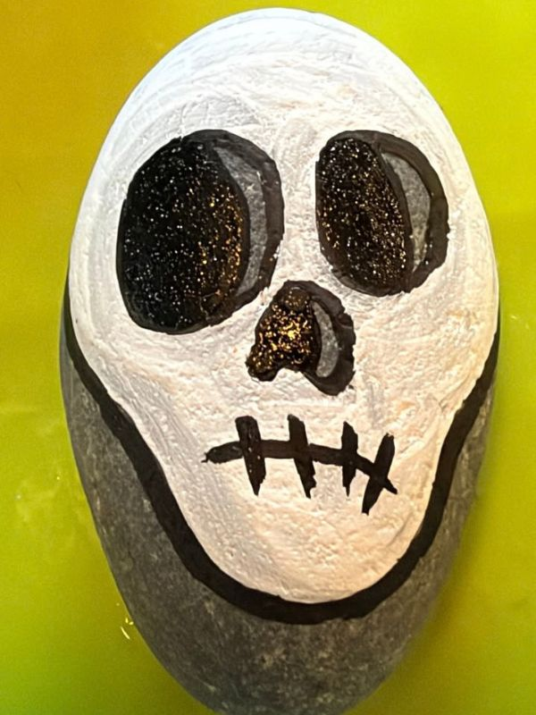 Skeleton-Face-Rocks