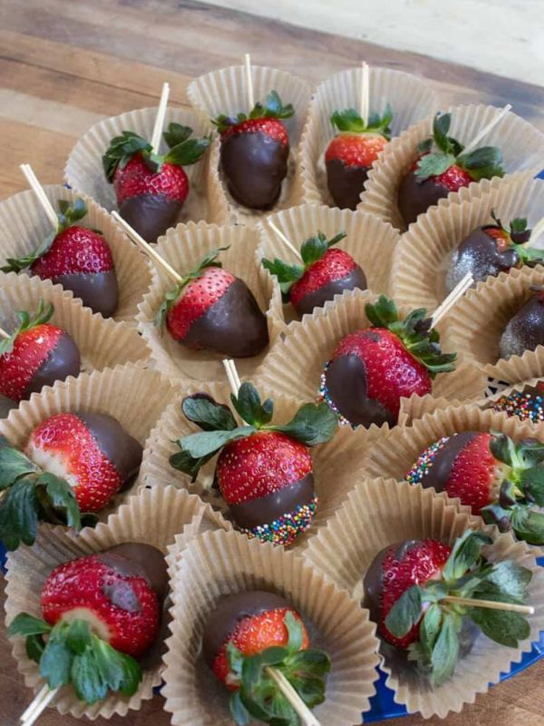 Chocolate-Dipped-Strawberries-as-Party-Food-Ideas