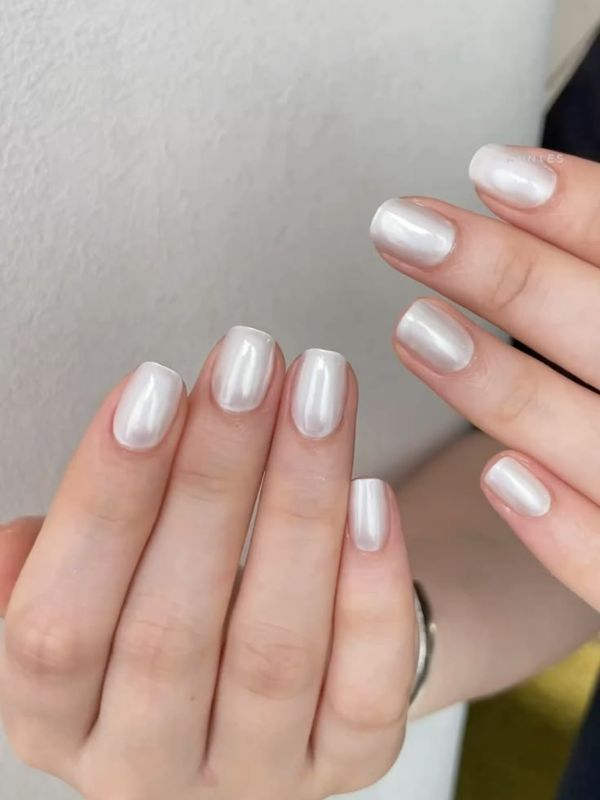 Pearl-White-Short-Nails-Designs-for-fair-skin
