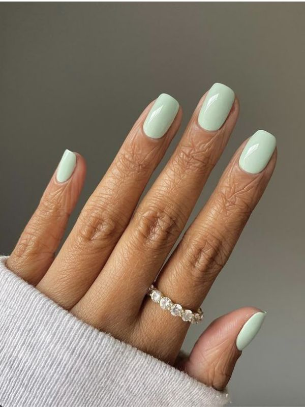 Pale-Mint-Green-Nails-for-Fair-Skin