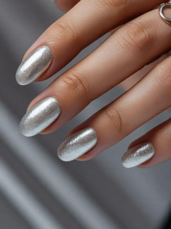 Silver-Shimmer-Short-Nails-for-Fair-Skin