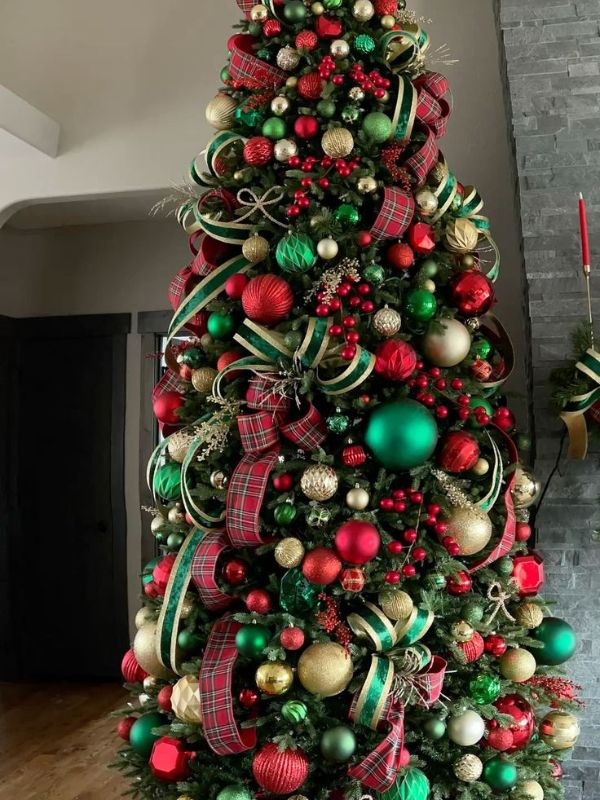 Classic-Red-and-Green-Christmas-Tree-Ideas