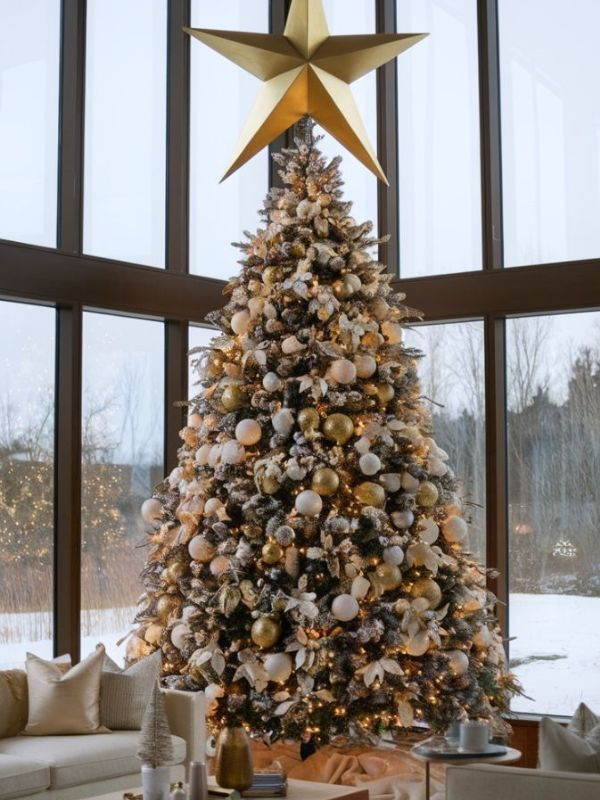 Classic-Christmas-Tree-Ideas-With-a-Gold-Star